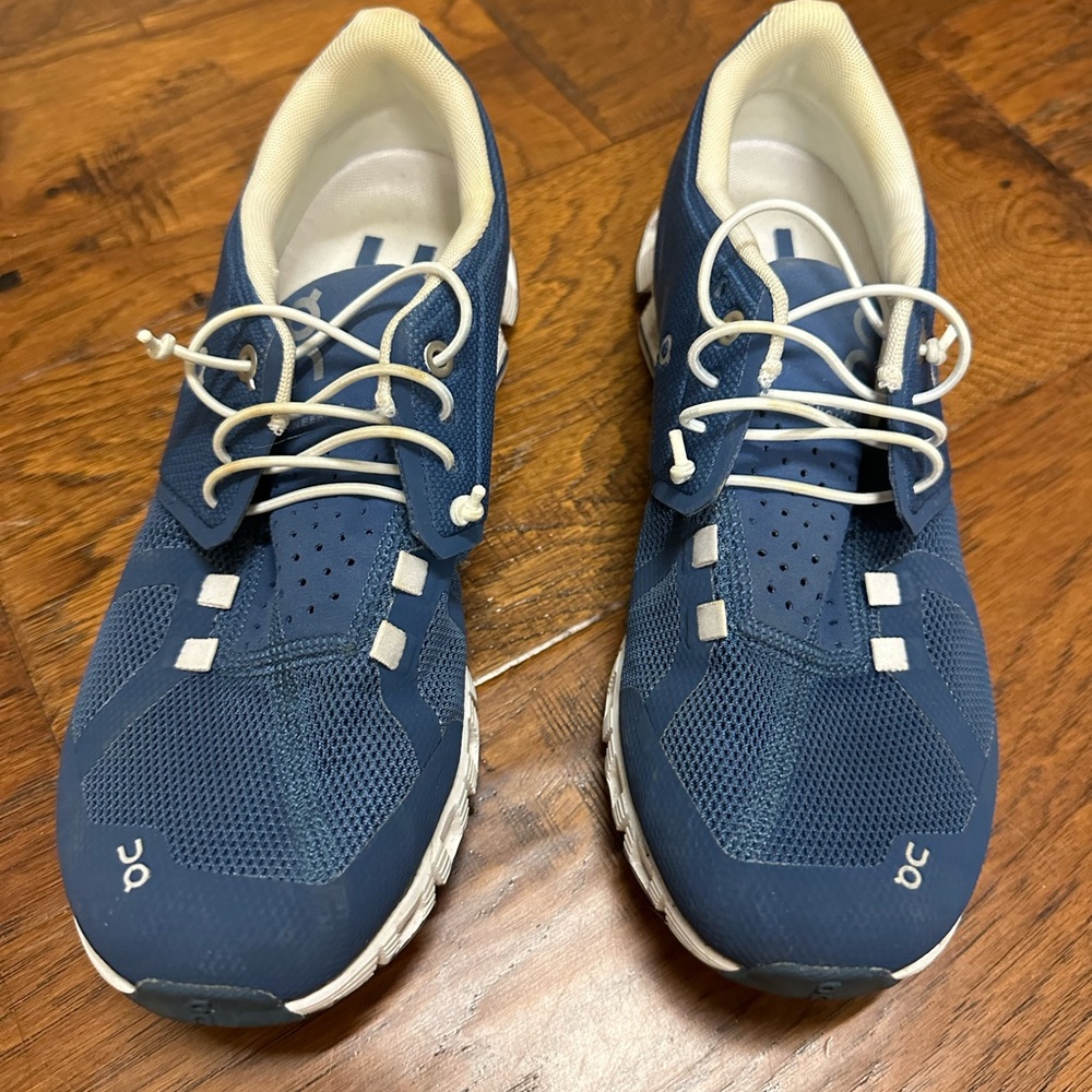 On Cloud women’s navy sneakers. Sz 8